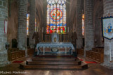 <center>Guérande. </center> Le vitrail représentant le couronnement de la Vierge (16e et 19e s.) dont la composition circulaire focalise le regard sur le chevet. En bas, l'Assomption, les Apôtres autour du tombeau vide 
Le maître-autel (1825) en marbres de couleur porte des anges adorateurs en bois (19e s.).
Les stalles (17e s.) accueillaient dans le chœur, fermé par une clôture, les chanoines (les dosserets ont été déposés).
Les orgues (20e s.) des ateliers nantais Beuchet sont installées en 1955 sous la grande verrière du chœur.