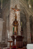 <center>Guérande. </center> Saint Aubin (19e s.), statue polychrome du saint patron de la collégiale.
Grand Christ (16e et 19e s.) La légende dit qu'il aurait été trouvé au l6e siècle dans les dunes d'Escoublac. Il proviendrait d'une église de Saintonge.