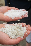 <center>Guérande. </center> En haur, fleur de sel. En bas, sel gros de Guérande contenant des oligo-éléments provenant de l'argile de la saline.