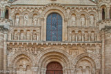 <center>Notre-Dame-la-Grande. </center> Au dessus de la porte, on peut contempler la célèbre frise illustrant les épisodes de la Bible : le péché originel, la naissance de Jésus, les scènes de l’Annonciation et de la Visitation. Au second niveau, les arcades abritent les douze apôtres encadrés de deux prélats. Enfin au sommet, apparaît le Christ. Des traces de pigments ont prouvé qu’à l’époque médiévale, la façade était peinte.