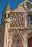 <center>Notre-Dame-la-Grande. </center> Au-dessus de l'arcature aveugle de gauche, on touve les personnages de l'Ancien Testament, de gauche à droite : La Tentation, Adam et Eve, et l'arbre autour duquel s'enroule le serpent
; Le roi Nabuchodonosor, roi de Babylone ; Quatre prophètes, Daniel, Jérémie, lsaïe et Moïse annonçant un sauveur ; L'Annonciation, l'archange Gabriel annonce à Marie qu'elle sera la mère du Sauveur. La robe de la Vierge conserve quelques traces de bleu, vestige de la polychromie de la façade ; Jessé et son arbre, ancêtre de David ; Sans doute David jouant de la harpe.