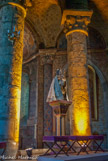 <center>Notre-Dame-la-Grande. </center> Une belle histoire entoure cette statue du XVIIème siècle qui trône dans le choeur de l’église. En l’an 1200, alors que Poitiers est assiégée par  les anglais, le clerc du maire promet à l’ennemi, moyennant une importante somme d’argent, de lui livrer la ville le jour de Pâques. Le moment venu, le traître veut s’emparer des clés que le maire plaçait toujours près de son lit. Mais les clés ont disparu. Au réveil, le maire constate lui-même cette disparition et se doute d’une trahison. Il envoie alors des hommes en armes aux portes de la ville et se rend prier à Notre-Dame. Là, il trouve les clés dans les mains de la statue de la  Vierge. Pendant ce temps, sous les remparts, effrayés par les apparitions de la Vierge, de saint Hilaire et de sainte Radegonde, les Anglais s’entretuent et s’enfuient. Les Poitevins ont célébré jusqu’en 1887 cette protection divine par une procession solennelle.