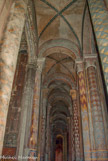 <center>Notre-Dame-la-Grande. </center> Les bas-cotés sont étroits et voûtés d'arêtes.