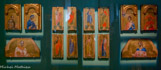 <center>Le Musée Sainte Croix. </center> Polyptique italien du début du XIV du peintre vénitien Veneziano. Ces fragments ont dues appartenir à un retable. A gauche : Saint François d'Assise, Sainte Marguerite d'Antioche ou Sainte Claire et en dessous Saint Nicolas de Bari, un morceau de la prédelle. Au milieu, en haut : 4 saints Apôtres ; en dessous : Saint apôtre, Saint Barthélémy, Saint Paul, Saint Philippe. Ces apôtres devaient regarder vers un sujet central. A droite : Saint Fantin, Saint Jérôme et en dessous Saint Léonard.
