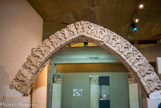 <center>Le Musée Sainte Croix. </center> Voussure ornéd de griffons, de l'église Sainte Croix.