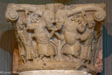 <center>Le Musée Sainte Croix. </center> Chapiteaux de Saint Hilaire-le-Grand. La dispute : deux larrons se tirent la barbiche, serpes tirées, tandis que leurs femmes tentent de les séparer