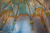 <center>Sainte Radegonde. </center> La chapelle Sainte-Marie-Madeleine ou de la Madeleine a souvent été dite salle capitulaire ou la sacristie. Elle est aussi de style Plantagenêt. Sa structure et son décor renvoient à de nombreux édifices construits dans la région de Saumur et Angers pendant la première moitié du XIII ème siècle, et l'insèrent dans un groupe de chapelles ou salles de clocher voûtées de la même façon