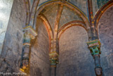 <center>Sainte Radegonde. </center> Les huit nervures principales sont réunies deux à deux par des arcs, dont certains coupent les quatre angles en formant des sortes de trompes; la voûte repose sur des tronçons de colonnes et des motifs sculptés pittoresques dont le rôle est essentiel : quatre personnages couronnés, un chevalier avec haubert, un évêque, un montreur d’ours, un homme se tirant la langue de la bouche, un masque grimaçant….