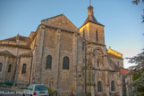 <center>Saint-Hilaire-le-Grand. </center> A l'époque de la dédicace, en 1049, l'église actuelle ne comportait pas de bas-côtés. Le clocher, d'abord isolé, fut joint à l'église.