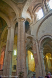 <center>Saint-Hilaire-le-Grand. </center> L'intérieur est une forêt de colonnes, car quand on a remplacé la toiture charpentée par une voûte en pierre, il a fallu la consolider en doublanr les colonnes. L'église avait des bas-cotés, pas des colatéraux, et eux aussi ont été doublés. Il y a donc 7 vaisseaux.