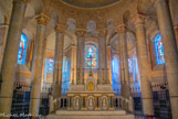 <center>Saint-Hilaire-le-Grand. </center> Le chœur est fermé par huit colonnes de 6 m de haut et alignées en un demi-cercle.