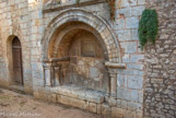 <center>Saint-Hilaire-le-Grand. </center> Enfeu (tombe encastrée dans l'épaisseur du mur d'un édifice religieux) du XIe siècle sur le mur sud de l'église .