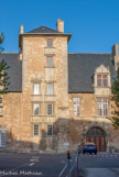 <center>Hôtel Geoffroy d'Estissac, ancien doyenné Saint Hilaire. </center>Ce logis a été érigé vers 1525, par le doyen de Saint-Hilaire, ami et protecteur de Rabelais. Sa façade est d'inspiration italienne, sur une srtucture d'ensemble gothique.