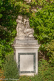 <center>Parc de Blossac </center> Statue d'Antoine Etex : la douleur maternelle (1859).
