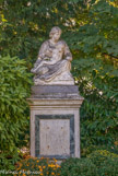 <center>Parc de Blossac </center> Statue d'Antoine Etex : le bonheur maternel (1866).