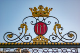 <center>Parc de Blossac </center> Armoiries du comte de Blossac : blasons à trois bourdons surmonté d'une couronne de marquis.