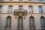 <center>Hôtel Gilbert. </center> Cet hôtel particulier, très caractéristique de l'architecture poitevine des années 1930, est l’œuvre d' André Ursault (1894-1971). On reconnait le style art déco par le fait que les fenêtres reposent directement sur le socl du bâtiment. Il s'agit d'une commande de la famille Gilbert, laquelle s'était illustrée dans le commerce du café et autres produits coloniaux. La façade sur rue, d'inspiration Louis XV,ornée d'un beau balcon et de superbes balustrades en ferronnerie, dissimule un hall imposant couvert d'une coupole. Les décorations extérieures sculptées par Pouzet [en pierre de Chauvigny] distinguent le bâtiment des autres bâtisses de la rue.