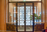 <center>Hôtel Gilbert. </center> Quelques marches conduisent, sur la gauche, à la monumentale porte d'entrée ouvragée en fer forgé.
