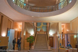 <center>Hôtel Gilbert. </center> Un vaste hall d'entrée éclairé par un puits de lumière dessert sur la gauche la salle d'audience et à droite, le bureau du président .