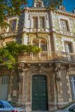 <center>Maison des atlantes. </center>Dans la seconde moitié du XIXe siècle, un certain nombre de façades d'immeubles privés, parmi les plus riches construits à Poitiers, sont ornées d'un décor sculpté original.
Sur cette maison édifiée en 1869, un décor emprunté au répertoire des siècles précédents souligne les lignes principales de l'architecture et donne à l'ensemble son originalité.