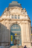 <center>L'hôtel des Postes. </center>L’hôtel des Postes se distingue par sa porte monumentale. Des pilastres cannelés supportent le fronton, orné de sculptures d'Aimé Octobre. Au sommet du fronton, une tète de Mercure est flanquée de fils téléphoniques. Cet édifice a été construit à partir de 1910, à l'emplacement de l'ancien couvent de la Visitation, par l'architecte Hilaire Guinet.
Né à Angles-sur-l'Anglin, dans la Vienne, Aimé Octobre (1868-1943) remporte le Prix de Rome de sculpture, en 1893.