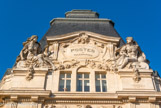 <center>L'hôtel des Postes. </center>Une femme appuyée sur un violon symbolise la radiophonie alors que Mercure, la main posée sur un globe terrestre, figure l'universalité des Postes. A l'intérieur, dans le hall, le sol en mosaïque et le plafond ovale, soutenu par quatre piliers aux chapiteaux garnis de fleurs, offrent un décor dans le style Art Nouveau.