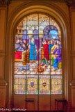 <center>L'Hôtel de Ville. </center> Vitrail montrant Aliénor confirmant la charte de commune de la ville en 1199.