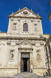 <center>Duomo</center>La façade principale. Les apôtres Pierre et Paul, Gennaro et Ludovico de Tolosa avec l’Assomption et le Christ.