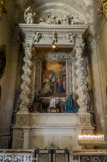 <center>Duomo</center>Chapelle de la Nativité. L'autel à baldaquin fut réalisé par Giuseppe Cino pour accueillir la statue en pierre de Lecce de la Nativité, oeuvre du sculpteur Gabriele Ricciardi, provenant de la cathédrale antique. Sur le baldaquin, il y a une crèche en pierre, avec la Chevauchée des Mages et l'Adoration des Bergers.