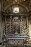 <center>Duomo</center>Chapelle saint Filippo Neri. L'autel fut réalisé en 1690. Il provient de l'église de ste Thérèse.  Le tableau représente l'Apparition de la Vierge à st Filippo Neri, c'est l'oeuvre de Luca Paciolla, en 1685. Le tableau octagonal au-dessus représente ste Barbara.
