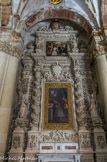 <center>Duomo</center>Chapelle de St Charles Borromée. L'autel de 1692 est attribué à Giuseppe Cino. La toile représente St Carlo en adoration de la croix, c'est l'oeuvre d'Antonio del Fiore et provient de la vieille cathédrale. En haut est figuér St Carlo qui reçoit la couronne de Jésus enfant.