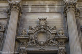 <center>Lecce.</center>Son tympan porte en son centre une niche ovale soutenue par des anges souriants, surmontée du blason de l'ordre des Clarisses.