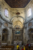 <center>L'église Santa Chiara </center>À l'intérieur, l'édifice présente un plan octogonal allongé, prolongé d'un chœur étroit, assez profond. Au niveau supérieur l'église est éclairée par sept larges fenêtres alternées de niches qui portent les statues de sainte Béatrice d'Assise, sainte Agnès d'Assise, sainte Aimée d'Assise et sainte Ortolana d'Assise.