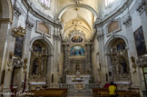 <center>L'église Santa Chiara </center>Les côtés sont rythmés par des colonnes qui encadrent des chapelles peu profondes. Elles abritent des autels surmontés de retables baroques particulièrement travaillés. Richement ornés de colonnes torses portant des anges, des oiseaux, des volutes, des couronnes, ils accueillent des statues en bois de style napolitain de la fin du XVIIe siècle.