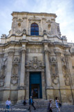 <center>L'église Santa Chiara </center>La façade, de style baroque, est organisée en deux niveaux. Le niveau inférieur présente un portail décoré de motifs végétaux. La façade est scandée par des colonnes cannelées qui encadrent des niches vides.