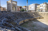 <center>Lecce.</center>L'Amphithéâtre romain de Lecce, construit entre le Ie et le IIe siècle, un des témoignages de l'Antiquité les mieux conservés du Salento, partiellement exhumé au début du XXe siècle