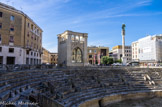 <center>Lecce.</center>L'Amphithéâtre romain. Le Sedile, construction de style Renaissance érigée au XVIe siècle par les Vénitiens sur la place Sant'Oronzo pour marquer leurs accords commerciaux avec la ville.