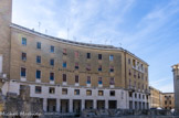 <center>Lecce.</center>Le pouvoir fasciste mussolinien des années 1920-1930 entreprend de grands travaux, notamment sur la place Sant'Oronzo, qui mènent au déblaiement de l'amphithéâtre romain mais aussi à la destruction de palais anciens et à la construction d'édifices modernes dans le style fasciste sur cette place en plein cœur du centre historique.