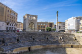 <center>Lecce.</center>La Place Sant'Oronzo, avec au centre la colonne de Sant'Oronzo qui donne son nom à la place, véritable cœur de la ville, bordée jusqu'au début du XXe siècle de palais anciens, datant pour certains du XIIIe siècle, dont la démolition a permis la découverte d'importants vestiges archéologiques, dont l'amphithéâtre romain de l'ancienne Lupiae