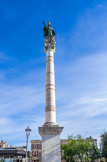 <center>Lecce.</center>La colonne de Sant'Oronzo, qui se dresse encore aujourd'hui sur la place homonyme, fut érigée par Giuseppe Zimbalo à la demande des autorités de la ville en signe de reconnaissance pour le geste du saint et à la mémoire de la fin de la peste. La partie inférieurei se trouvait originellement à Brindisi, où elle marquait la fin de la Via Appia. Offerte à Lecce en 1528, elle a servi de socle à la statue du saint qui la surmonte, datant de 1739.