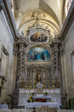 <center>L'église Santa Chiara </center>Le chœur est caractérisé par un autel monumental, richement décoré, encadré de deux colonnes torses. La niche centrale abrite une statue de sainte Claire d'Assise.