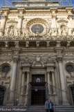 <center>Lecce.</center>La façade baroque de la Basilique de Santa Croce. Le plus typique et certainement le plus ébouriffant exemple du baroque leccese. Elle fut édifiée sur les ruines d'une église construite en 1353 par le comte de Lecce, Gualtieri VI de Brienne, duc d'Athènes. Son aspect actuel, datant de 1548, est dû à Gabriele Ricardi.
