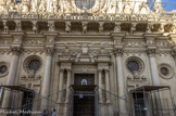 <center>Lecce.</center>Ce dernier dessina la partie inférieure de la façade, divisée par six colonnes aux chapiteaux qui figurent un bestiaire fantastique et flanquée d'une jolie frise d'inspiration classique. La travée, au-dessus, aligne des divinités marines et des figures féminines nues d'un côté, des anges au centre et des lions de l'autre côté, symbolisant la foi. Les trois portails sont dus à Antonio Zimbalo, celui de gauche avec les armoiries des Célestins, celui de droite avec la Croix. Les colonnes encadrant le portail central ont leur piédestaux tournés à 45°.