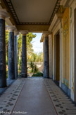<center>Le château Laurens</center>La galerie à colonnes en marbre noir de Laurens.