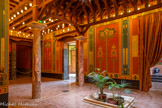 <center>Le château Laurens</center>L’atrium.. Sur les murs, différentes compositions florales évoquent les bouquets montés égyptien