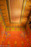 <center>Le château Laurens</center>Le petit vestibule. En ce qui concerne la bâtisse, Emanuel Lauresn dessine lui-même les plans du château, sans architecte, ce qui rend la demeure unique de part sa composition et la répartition des pièces. Ses inspirations en matière de décoration proviennent de ses nombreux voyages et de son goût prononcé pour l’Art nouveau qui s’inspire de la femme, de la nature, ainsi que de l’utilisation des courbes. Un courant artistique très à l’avant-garde pour la région. En plus de ce courant artistique, la demeure est un véritable assemblage hétéroclite d’inspirations : orientalisme, égyptomanie et mobilier contemporain réalisé sur mesure pour la demeure.