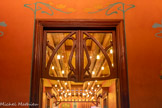 <center>Le château Laurens</center>Le petit vestibule. Pour ce qui est de la décoration, Emmanuel Laurens fait appel à des artistes marqués par le courant Art Nouveau : le peintre Eugène Dufour qui réalisa les peintures du grand salon, le décorateur et ébéniste Léon Cauvy qui réalisa la plupart des meubles en bois qui sont toutes des pièces uniques spécialement créées sur commande pour la demeure, en collabration avec Paul Arnavielhe, menuisier-ensemblier montpelliérain, ou encore l’architecte d’intérieur Eugène Simas à qui nous devons la salle de bain et sa baignoire-piscine décorée de faïences des ateliers Sarreguemines ainsi que les vitraux des appartements du château.