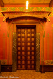 <center>Le château Laurens</center>Le grand vestibule est rythmé par quatre portes égyptisantes à battants doubles. Les murs ornés de motifs végétaux entrelacés sont typiquement Art nouveau.
