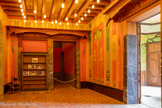 <center>Le château Laurens</center>L'atrium. A gauche, le salon mauresque, à droite la salle à manger, et, au fond, une galerie qui rejoint le salon de musique
excentré.