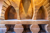 <center>Le château Laurens</center>Dans le laboratoire, la référence à ’architecture Art nouveau de la Catalogne s’exprime également dans le plafond et le monumental plan de travail, traités en surprenantes
écailles en stuc couleur ocre.